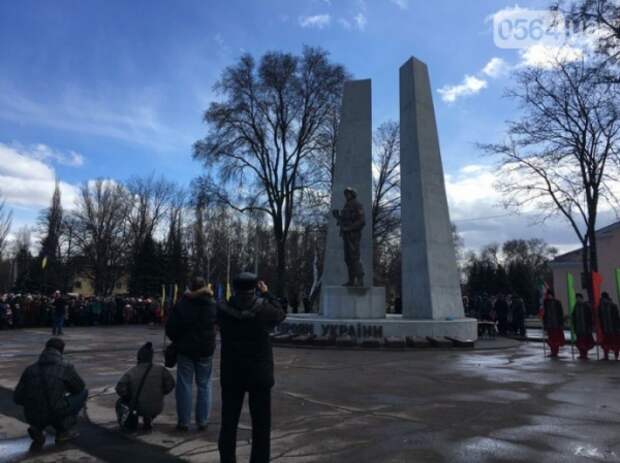 На Украине открыли памятник "киборгам" из Донецкого аэропорта