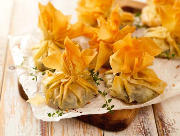 Мешочки с баклажаном и колбасой