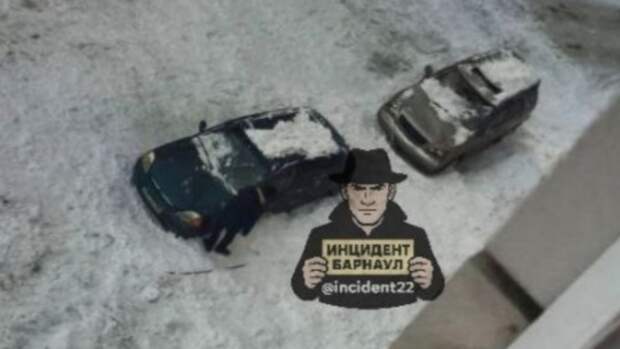 Припаркованные авто пострадали из-за схода снега на улице Целинной в Барнауле