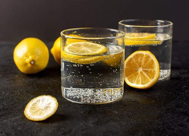 Медики предупредили, людям с какими диагнозами нельзя пить воду с лимоном натощак