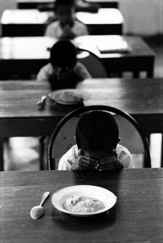 Полуденная молитва в детском доме. Индонезия, 1971 год.