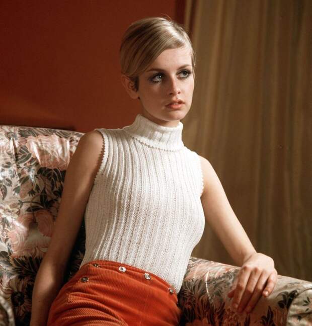 Twiggy-wearing-a-fashionable-white-jumper-whilst-sitting-on-a-sofa-1967-768x803.jpg
