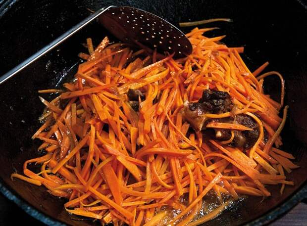 добавление и обжарка моркови в плове по-фергански