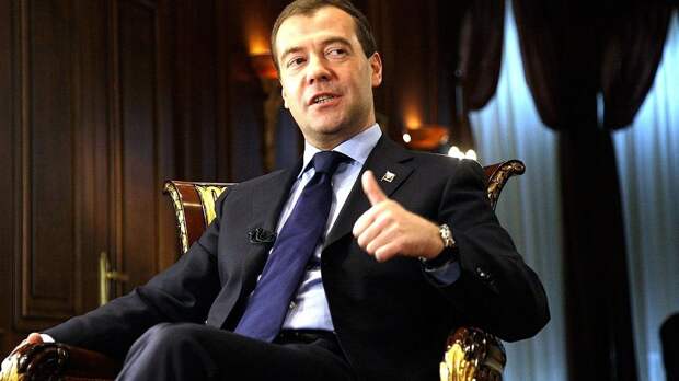 «Медведев пошутил про Макрона»: в Китае удивились реакции Запада на юмор Кремля