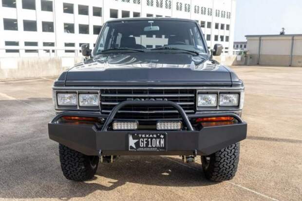 Модифицированный Toyota Land Cruiser 1988 с сиденьями от BMW 5-й серии