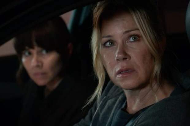 Linda Cardellini and Christina Applegate, Dead to Me | Photo Credits: Netflix