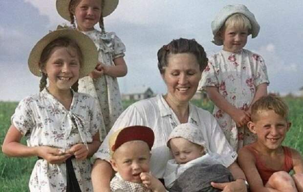 Доярка совхоза «Каясановский» с детьми. СССР, 1958 год.