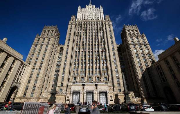 Бюджет РФ сэкономит 635 млн рублей на зарплатах дипломатов из-за их возвращения в Россию