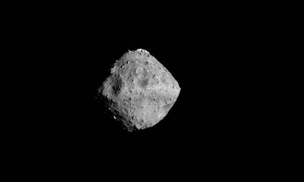 Астероид Рюгю и необычная гора на его поверхности / JAXA, University of Tokyo &amp;amp; collaborators.