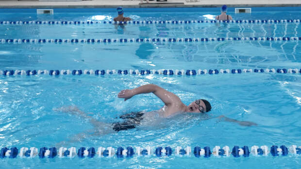 Более 580 тысяч человек занимаются плаванием в Москве: чем полезен этот вид спорта