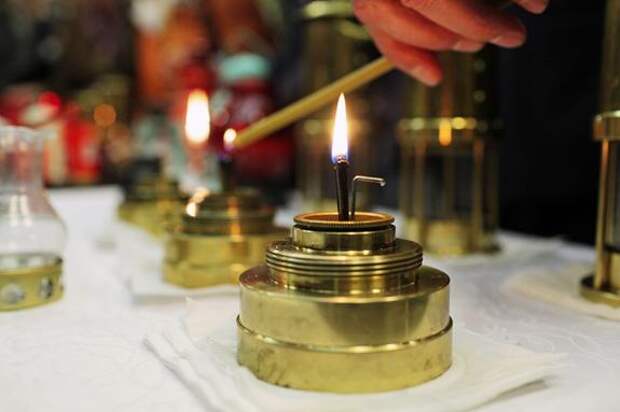 Благодатный огонь доставили в Кронштадтский морской собор