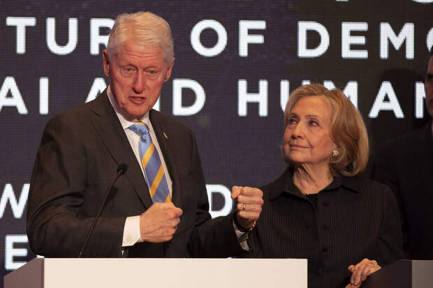 Билла и Хиллари Клинтон привлекут к ответственности из-за дела Эпштейна