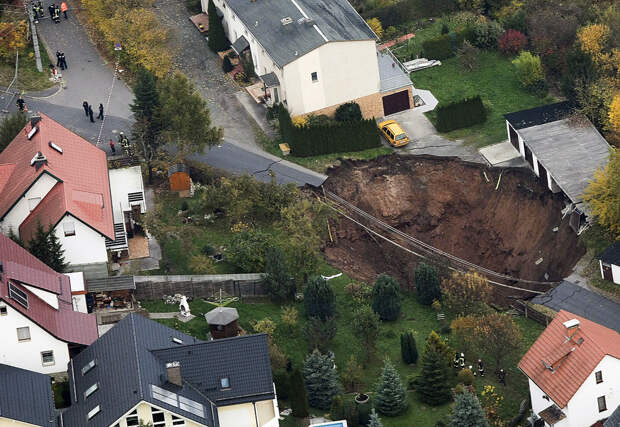 Большой кратер появился в немецком городе Шмалькальден 1 ноября 2010 года