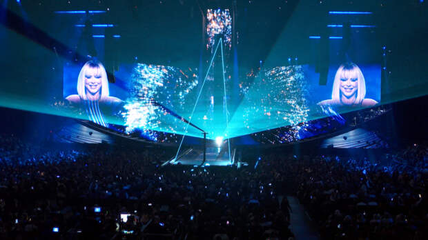 «Это был сюрприз»: фанатка выбежала на сцену во время шоу Ани Лорак в Москве