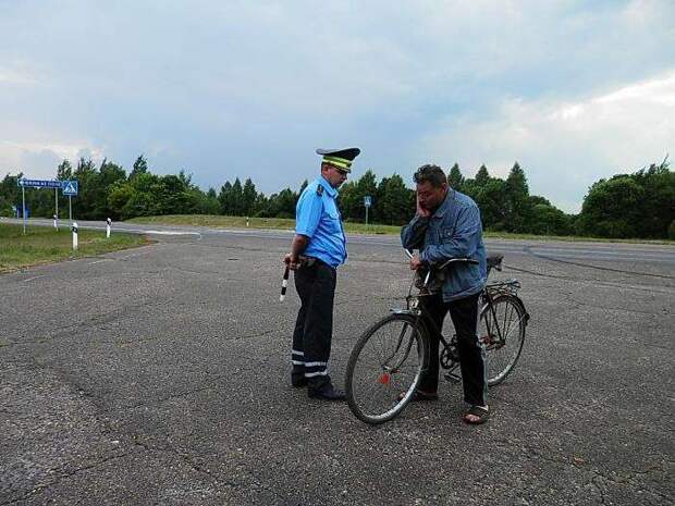 За езду в пьяном виде на велосипеде инспектор по голове не погладит. |Фото: abw.by.