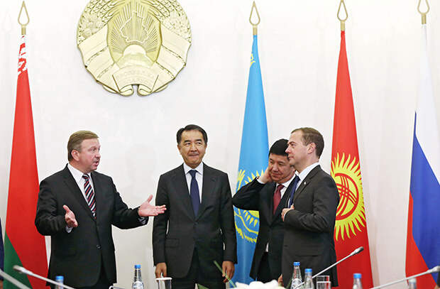 Премьер-министр РФ Дмитрий Медведев (справа) и вице-премьер Казахстана Бакытжан Сагинтаев (в центре). Фото: Дмитрий Астахов/РИА Новости