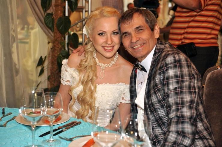 Седина в бороду, бес в ребро, или Почему старики влюбляются в молодых девушек