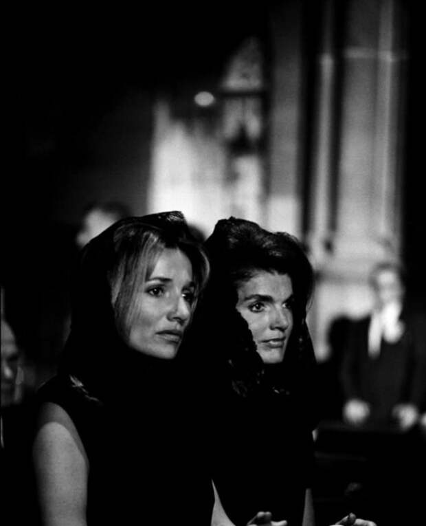 Жаклин Кеннеди и Ли Радзивилл на похоронах Роберта Кеннеди. США, Нью-Йорк, 1968 год.