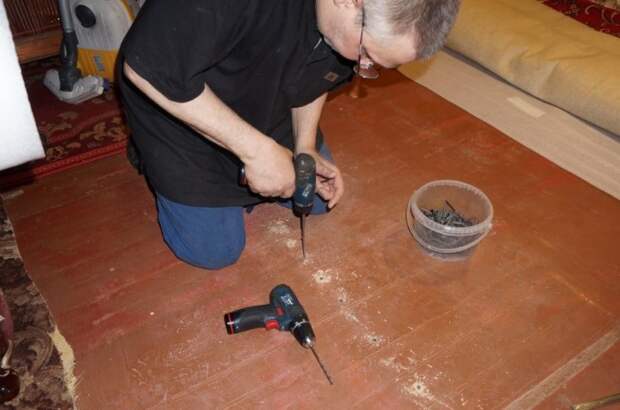 Саморезы можно использовать, если раздражающий звук образуется на стыке соединения лагов и досок настила / Фото: odstroy.ru