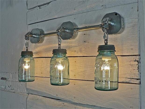 Из стеклянных банок и небольших ламп могут получиться потрясающие подвесные светильники для садового участка.