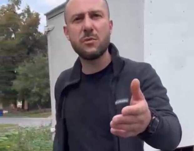 «Он тут все решает»: азербайджанец воспитывает пенсионера МВД кулаками и угрозами