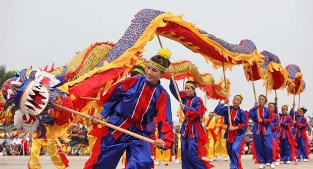 Танец дракона - неотъемлемая часть любого вьетнамского праздника / Фото: Vietnam Pictorial