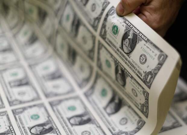 Средний курс продажи наличного доллара США в банках Москвы достиг минимального значения за месяц и составляет 73,5112 руб.