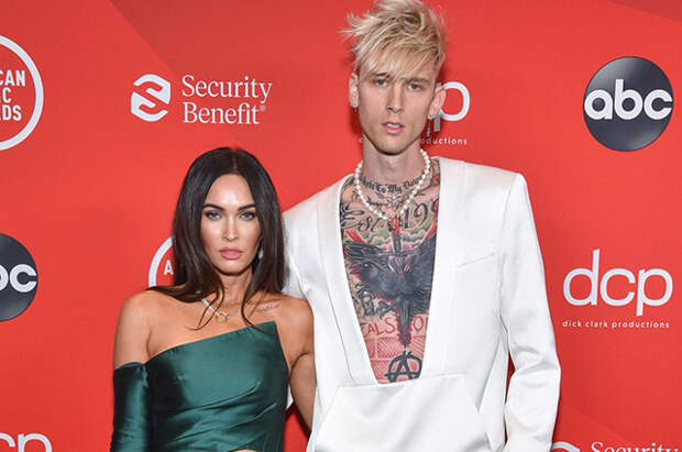 Меган Фокс спровоцировала слухи о помолвке со своим бойфрендом Колсоном Бэйкером