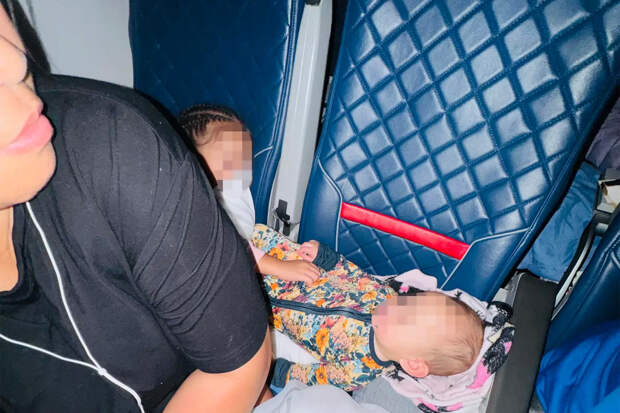 Мать подвергла младенца опасности во время перелета и нарвалась на критику в сети