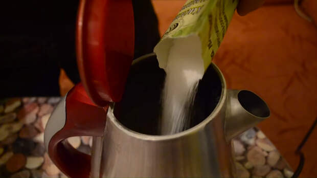 Как быстро и безопасно очистить чайник от накипи