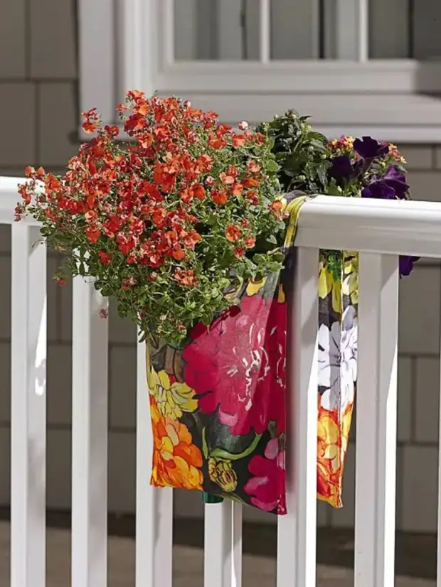 Оптимальный вариант для небольшого балкона: размещение растений на перилах в специальных подвесных горшках