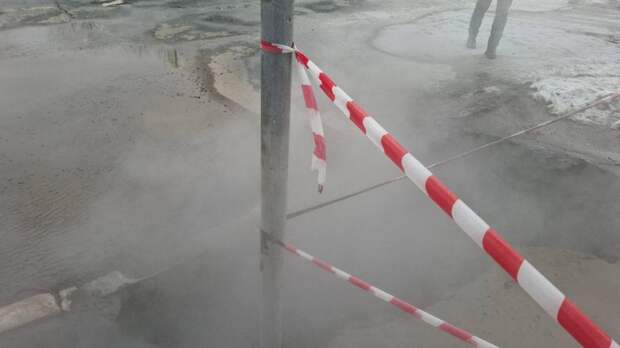 В Оренбурге два человека провалились в яму с кипятком