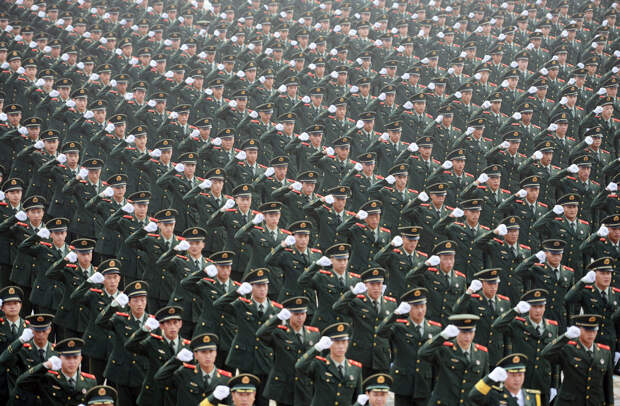 Бравые китайские военные