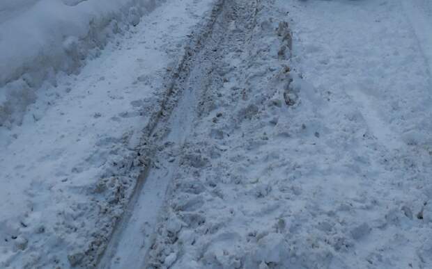 В Рязани сугробы блокировали подъезд к нескольким высоткам