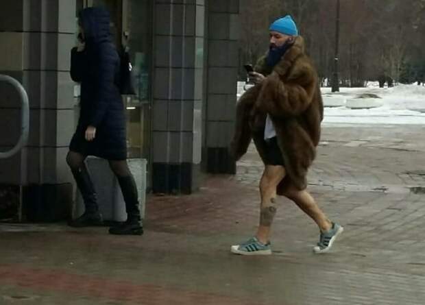 мужчина в шортах и шубе