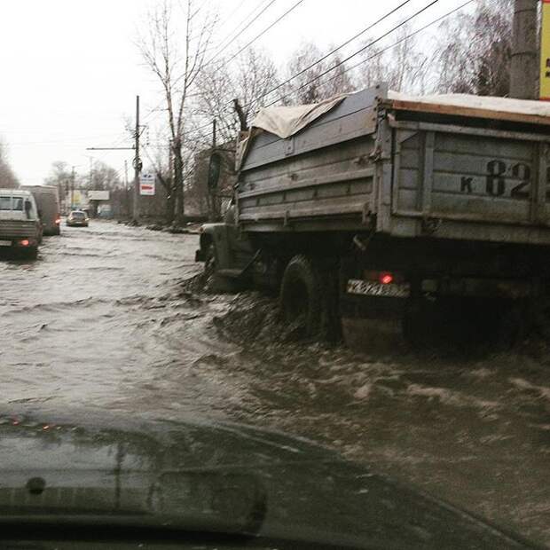 Омские дороги выглядят так, как будто там закончилась не зима, а война Омские дороги выглядят так, как будто там закончилась не зима, а война дороги, омск, прикол, юмор
