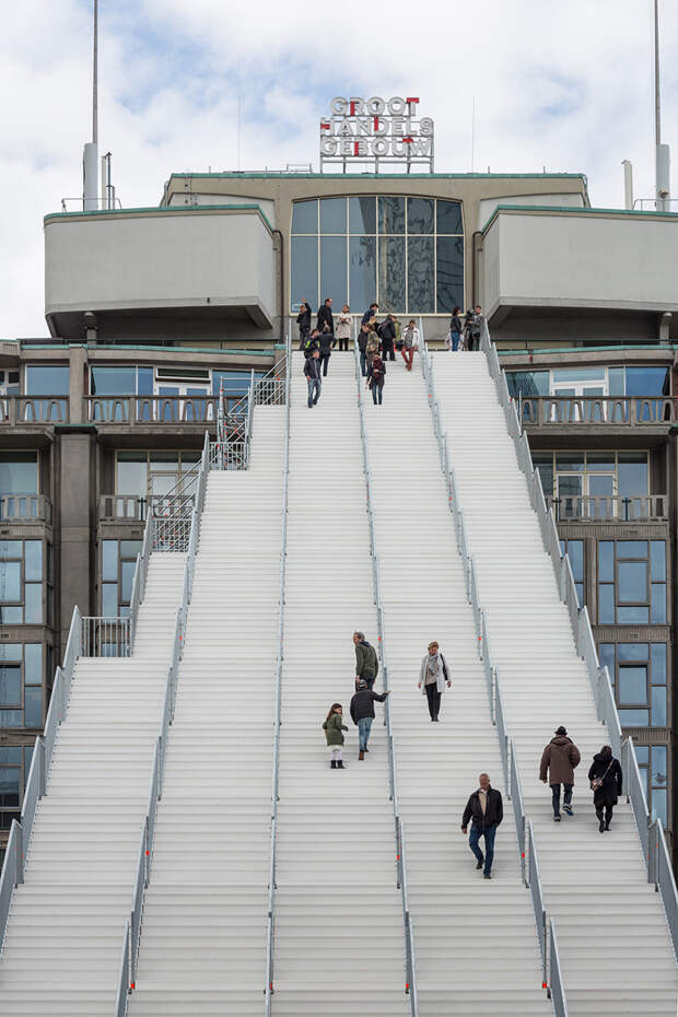 Гигантская лестница на вокзале в Роттердаме