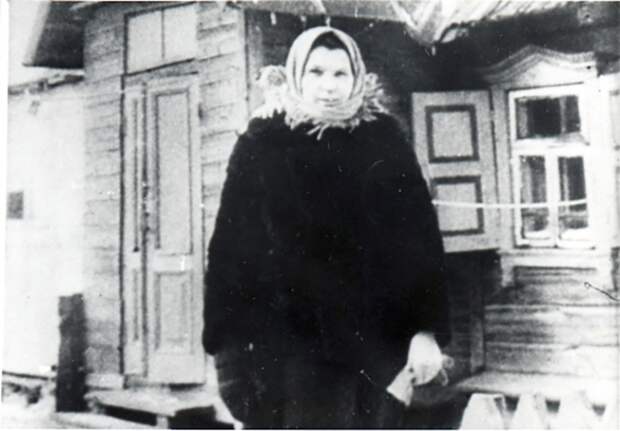 На фото: М.Б. Осипова в расположении партизанского отряда «Дима» после операции по уничтожению В. Кубе. Сентябрь 1943 г., д. Янушковичи Логойского района Минской обл.