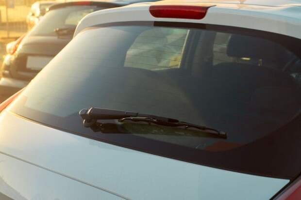 SДля чего на окнах автомобилей нужны маленькие чёрные точки