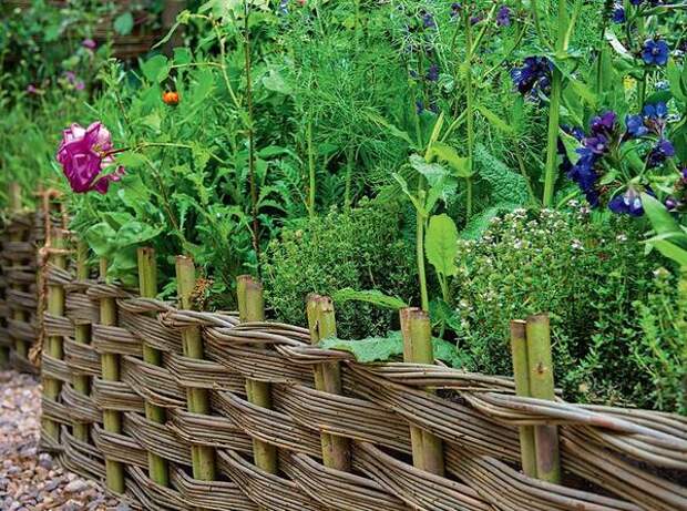 Мини-заборчики из плетня - оптимальный вариант для рустикального сада и обрамления грядок. Такую милую ограду легко изготовить своими руками.