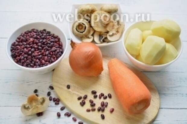 Продукты для супа: красная фасоль, шампиньоны, картофель, мясной бульон, лук и морковь. 