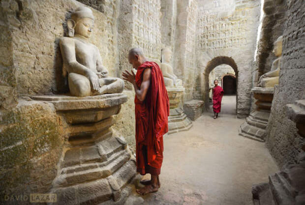 Монах во время молитвы.