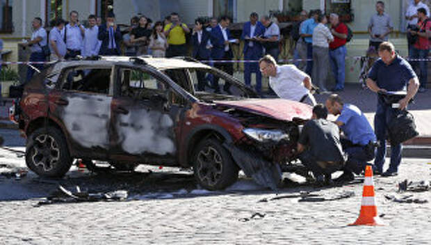 Сотрудники правоохранительных органов на месте взрыва автомобиля, в результате которого погиб журналист Павел Шеремет. Киев, Украина. Архивное фото
