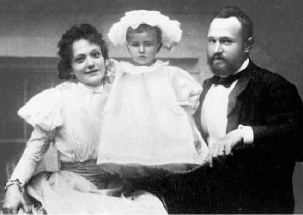Михаил Рейснер с семьёй