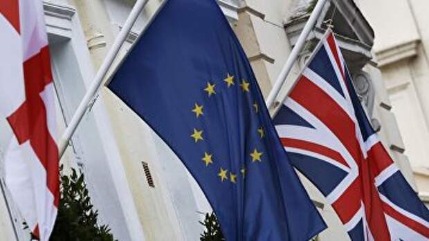 Флаги Евросоюза и Великобритании на отеле в Лондоне. Архивное фото