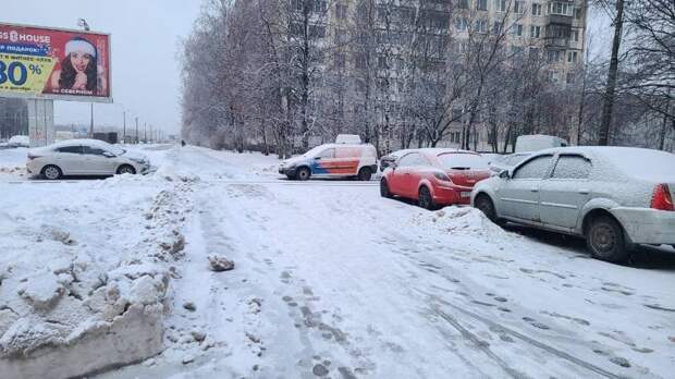 Заснеженные тротуары и дороги: снегопад в Петербурге затруднил движение пешеходов и транспорта