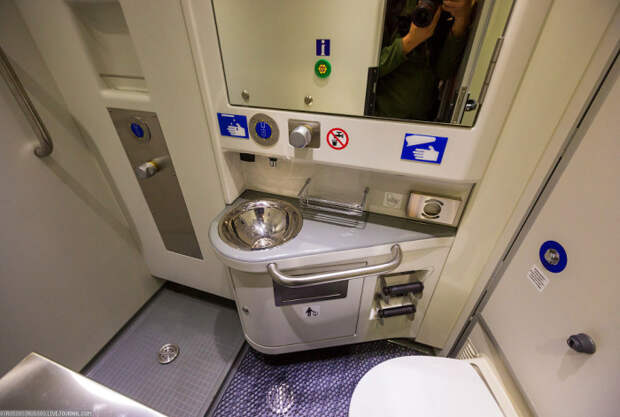 Душ можно принять прямо в туалете поезда. /Фото: loveopium.ru
