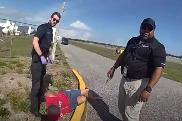 Пьяный водитель промчался на машине через ворота аэропорта и попытался сесть в самолет