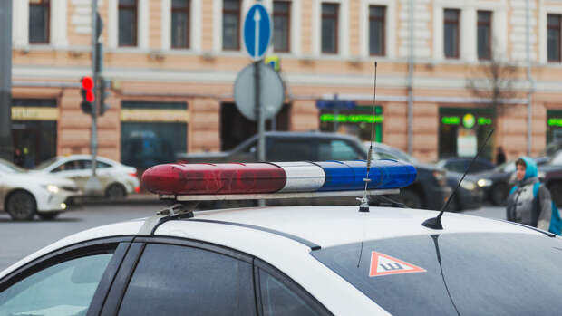 В Омске инспектора ГИБДД, регулировавшего движение, сбил автомобиль