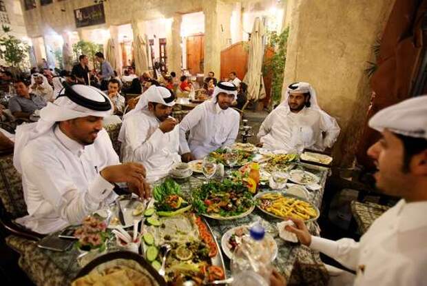 По подсчетам 2013 года, в Катаре живут 1,9 миллиона человек (из них 1,4 миллиона — мужчины).